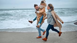 famille à l'ocean en hiver